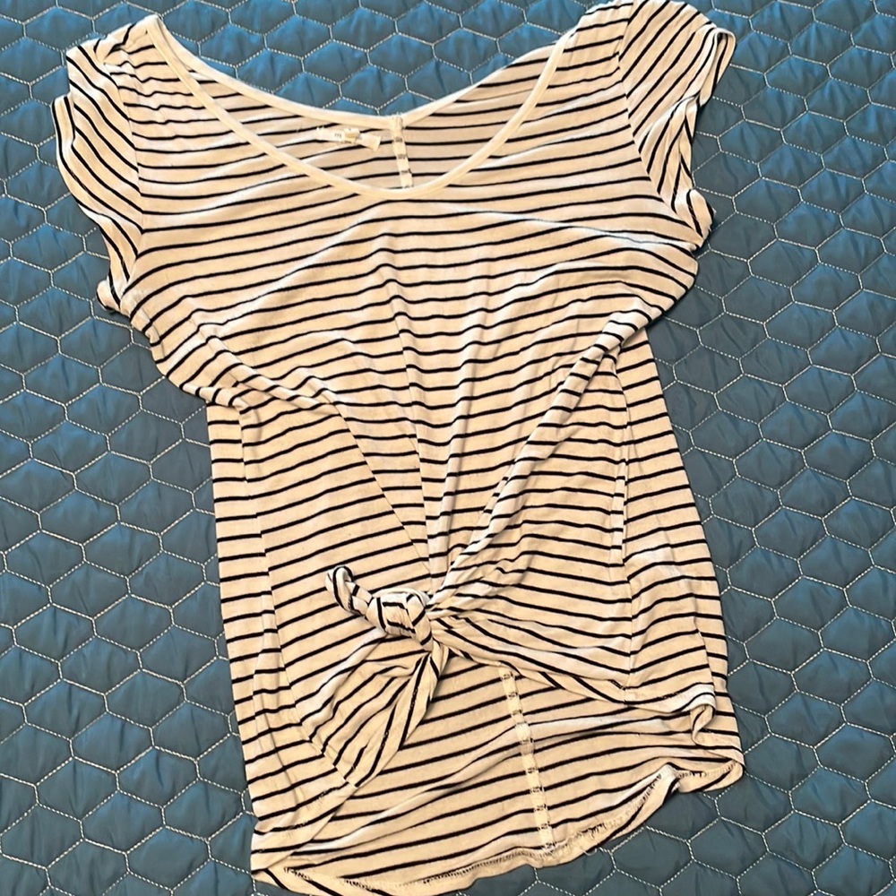 Maurices tee with knot, size small
